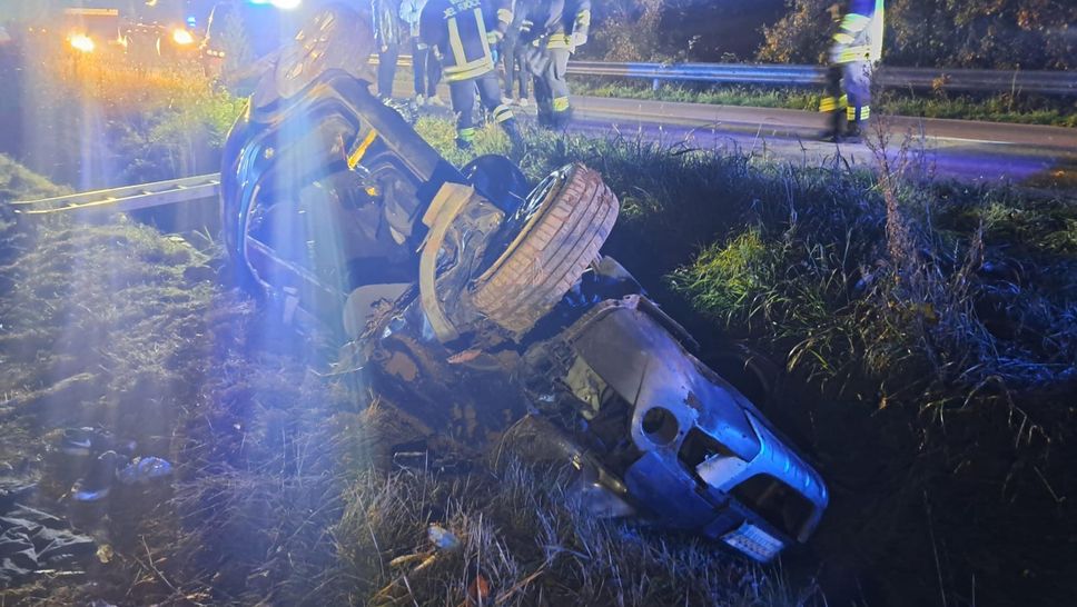 L’auto dei due giovani che si è ribaltata nella notte tra domenica 9 e lunedì 10 novembre a Pagazzano. Uno di loro è stato portato agli Spedali Civili di Brescia in codice rosso con l’elisoccorso