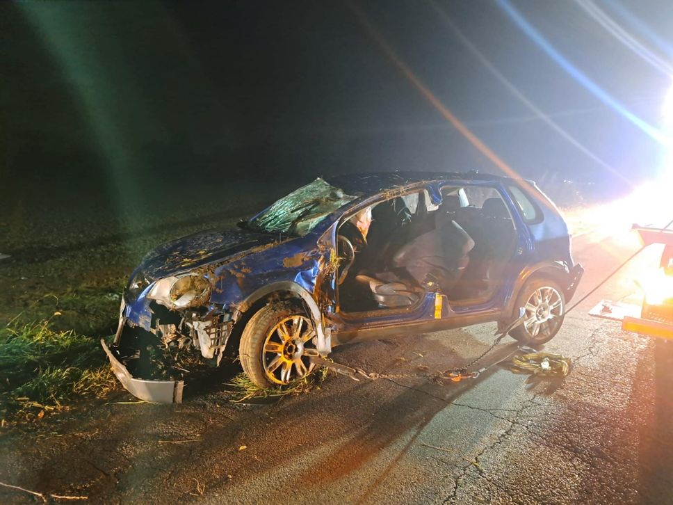 L’auto dei due giovani che si è ribaltata nella notte tra domenica 9 e lunedì 10 novembre a Pagazzano. Uno di loro è stato portato agli Spedali Civili di Brescia in codice rosso con l’elisoccorso