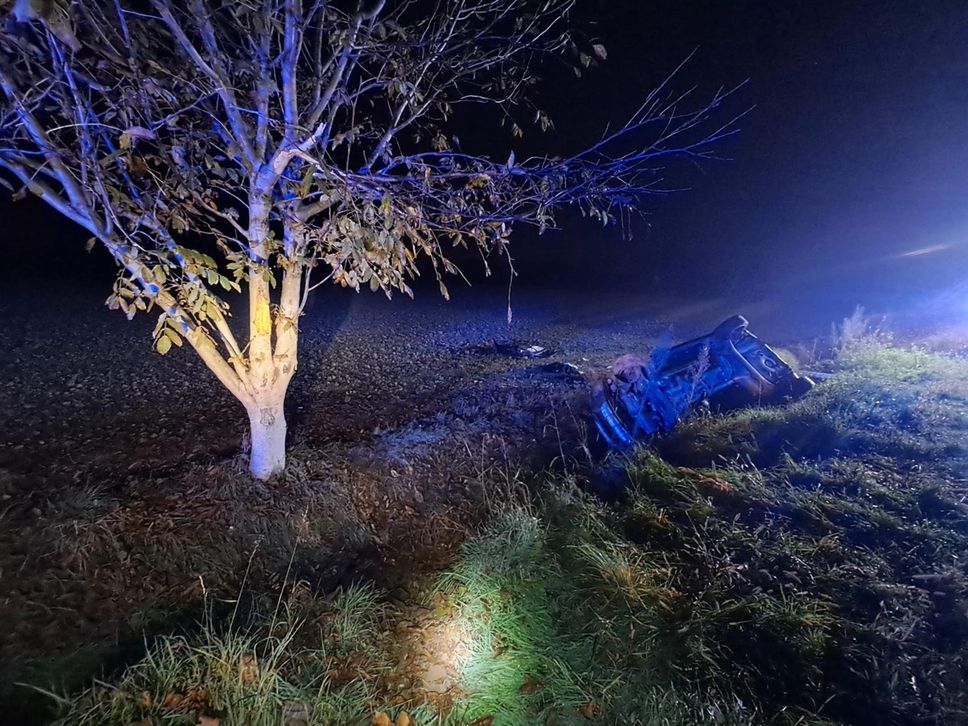 L’auto dei due giovani che si è ribaltata nella notte tra domenica 9 e lunedì 10 novembre a Pagazzano. Uno di loro è stato portato agli Spedali Civili di Brescia in codice rosso con l’elisoccorso