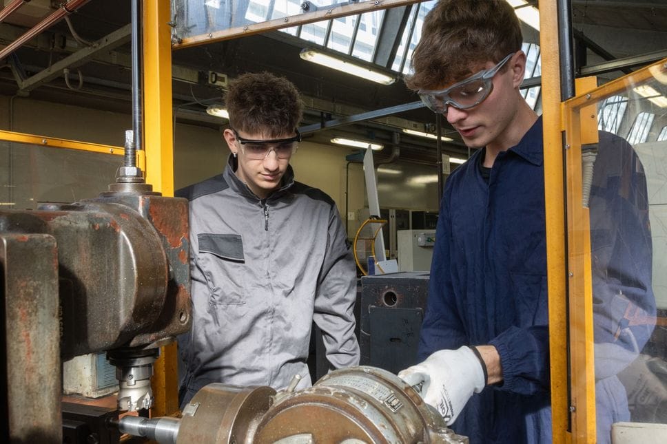 Ragazzi dell'Istituto professionale Pesenti di Bergamo a lezione in laboratorio