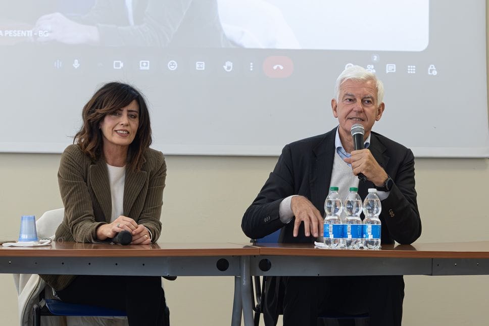 Veronica Migani, dirigente scolastica del «Pesenti» di Bergamo, con Alessandro Profumo all'incontro con gli studenti