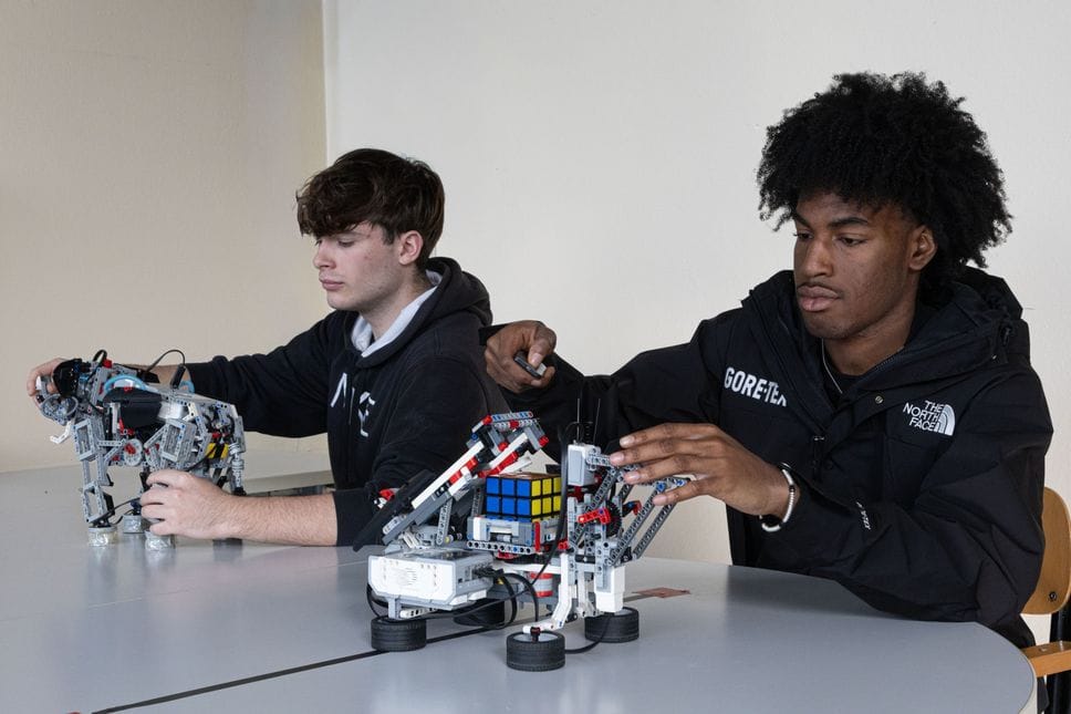 I ragazzi nel laboratorio di robotica dell'Istituto professionale Pesenti di Bergamo