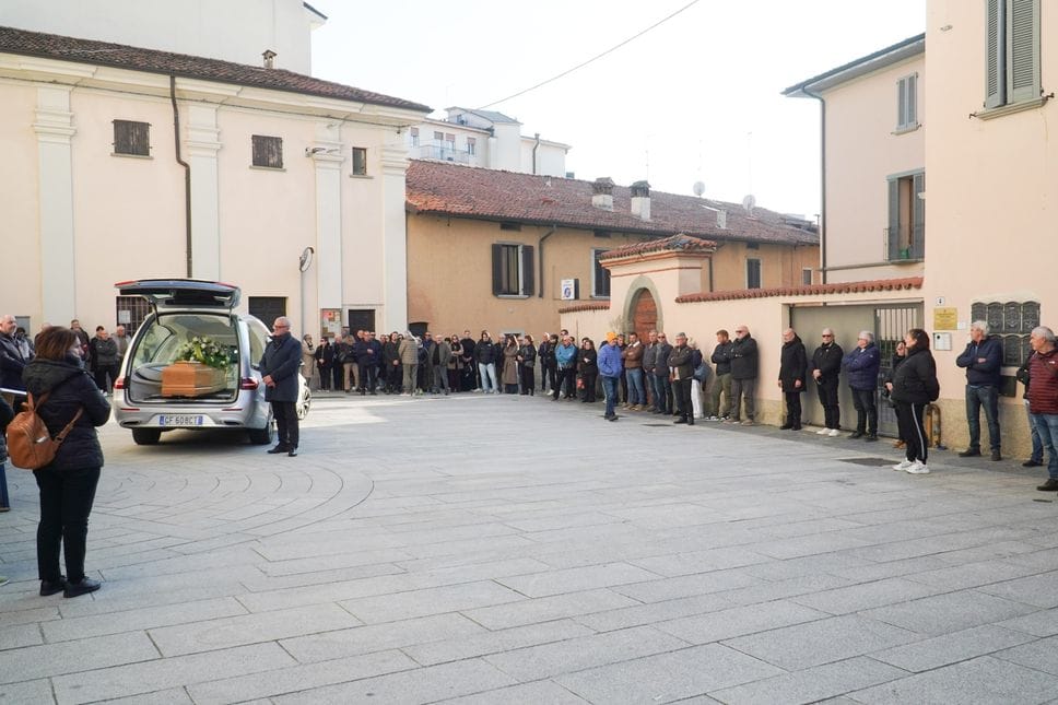 L’arrivo del feretro di Oscar Angioletti