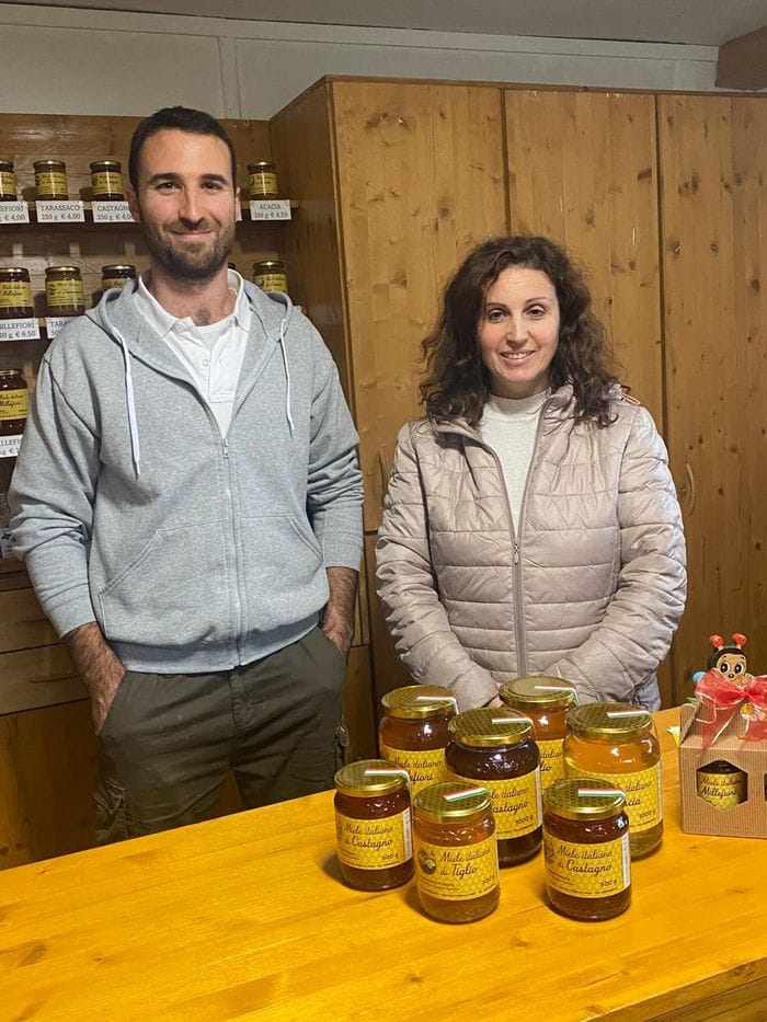 Il giovane apicoltore con la mamma Sabina Cagnoli, titolare dell’attività, nella loro bottega