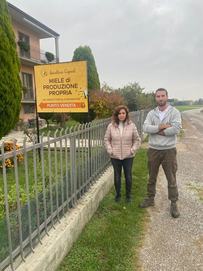 I due apicoltori all’ingresso della loro attività a Boltiere