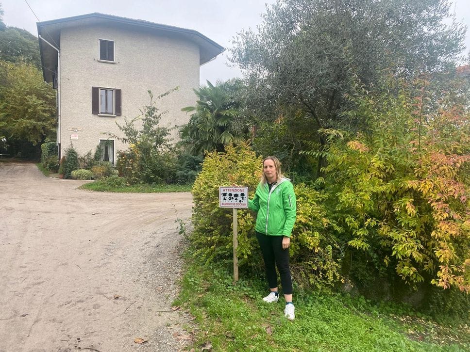 Aurelia Rossi all’ingresso della cascina della sua famiglia