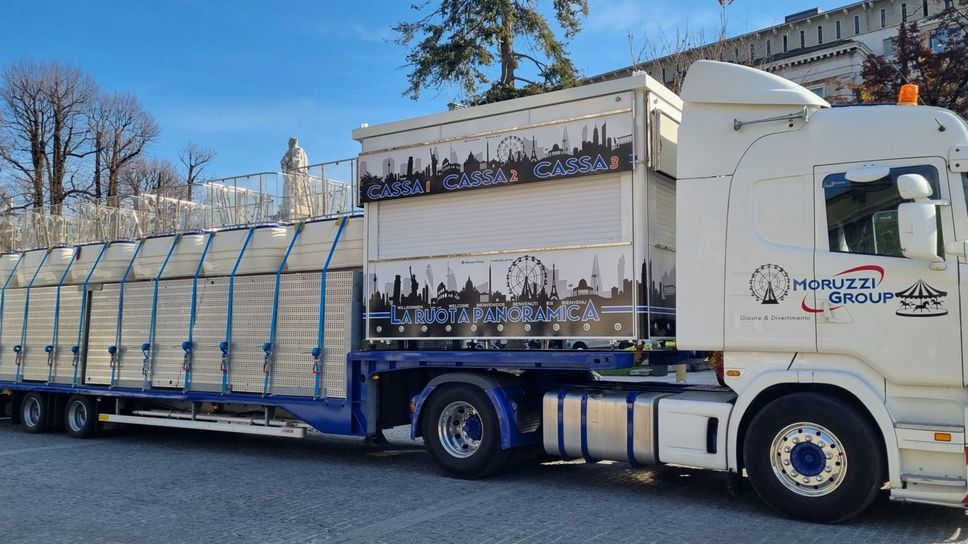 Il tir con alcuni pezzi della ruota panoramica in centro a Bergamo