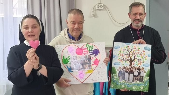 Fondazione Santina in Siberia con un refettorio per bambini Fondazione Santina in Siberia con un refettorio per bambini