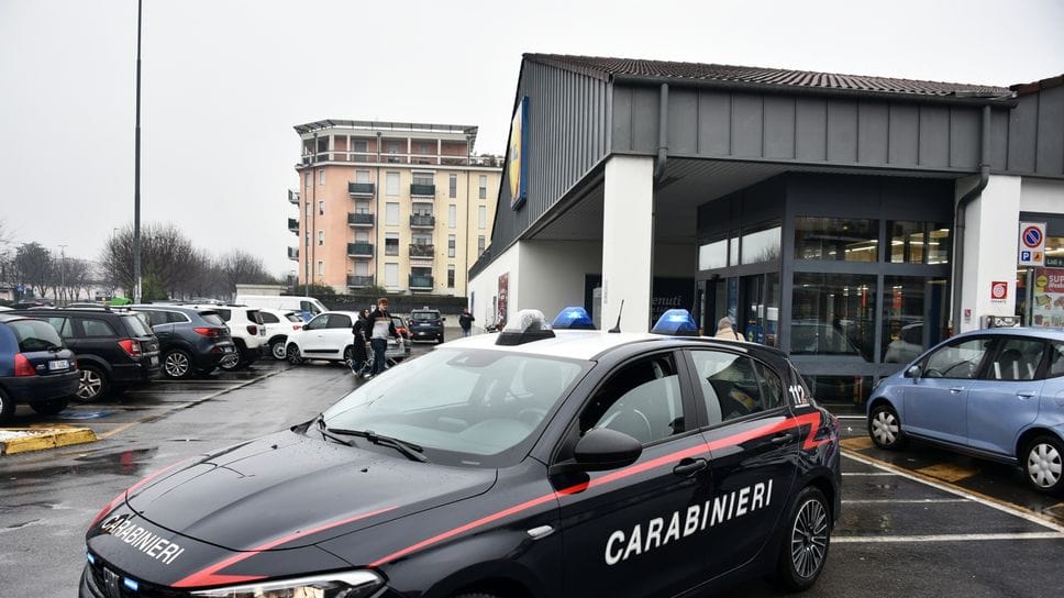 Fuori dal supermercato Lidl dopo il tentato omicidio