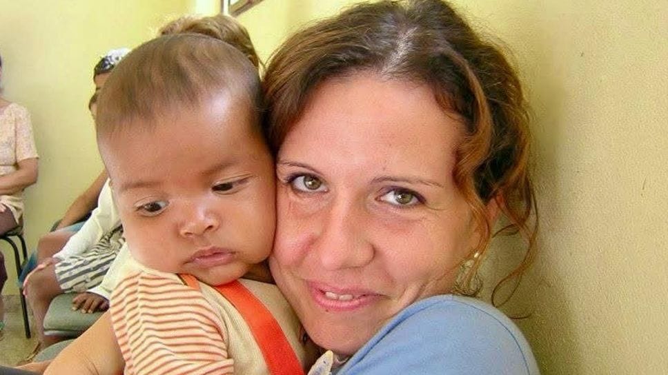 Michela Valtulini in una foto con una bimba in Brasile