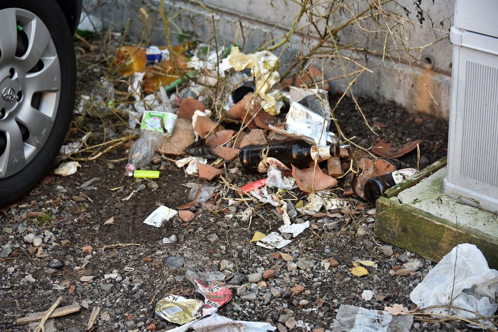 Sporcizia tra le auto parcheggiate