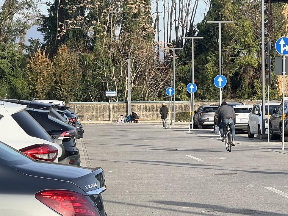 Alcune persone che bivaccano nel parcheggio