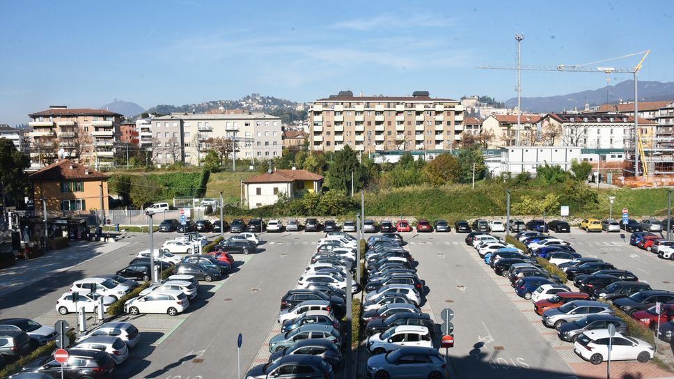 Una panoramica del parcheggio all’ex Gasometro, in zona stazione