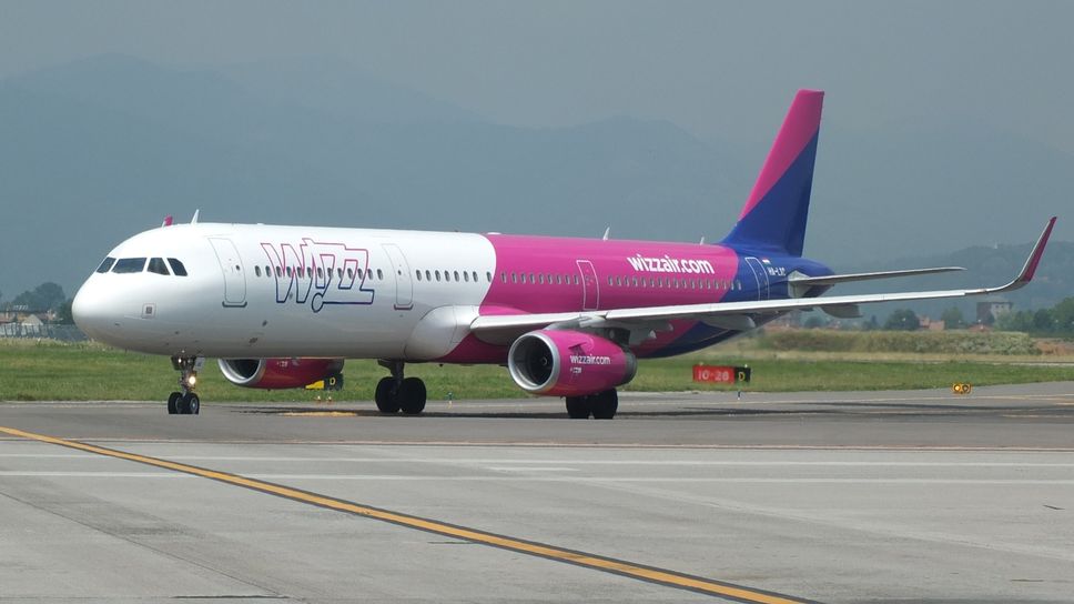 Un aereo di Wizz Air sulla pista di Orio al Serio, la compagnia ungherese ha presentato 5 nuove rotte per l’inverno 2025/2026