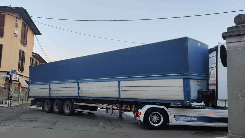 Un tir intasa un incrocio a Vailate in direzione Misano