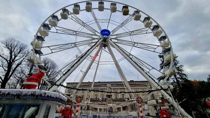 La magia del Natale in centro: giostra, ruota e bancarelle al via Video La magia del Natale in centro: giostra, ruota e bancarelle al via Video