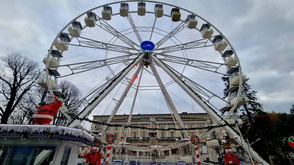 La ruota panoramica davanti al Comune di Bergamo è pronta
