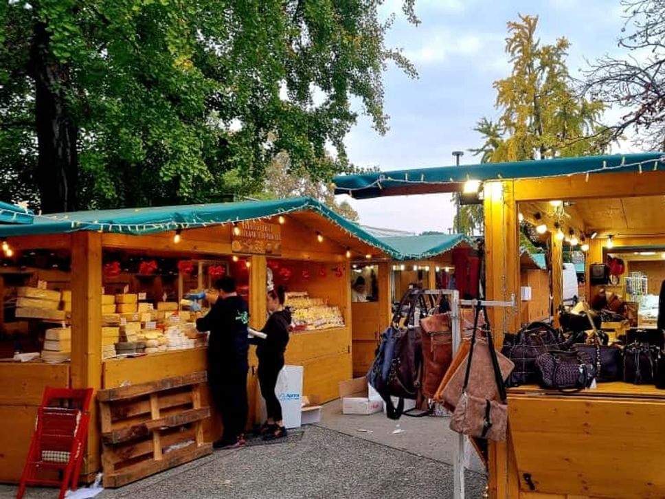 Le bancarelle in piazzale Alpini