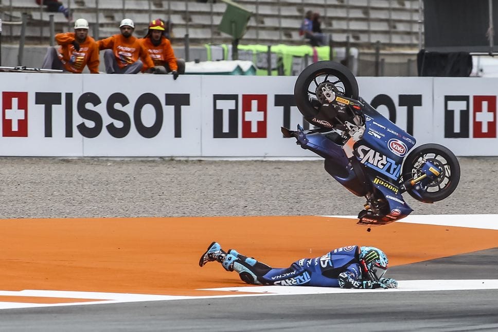 Il pauroso volo di Adrian Huertas durante le libere