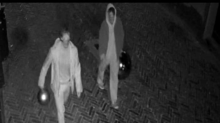 Rubate le decorazioni natalizie lungo la Corsarola: ladri ripresi dalle telecamere Rubate le decorazioni natalizie lungo la Corsarola: ladri ripresi dalle telecamere