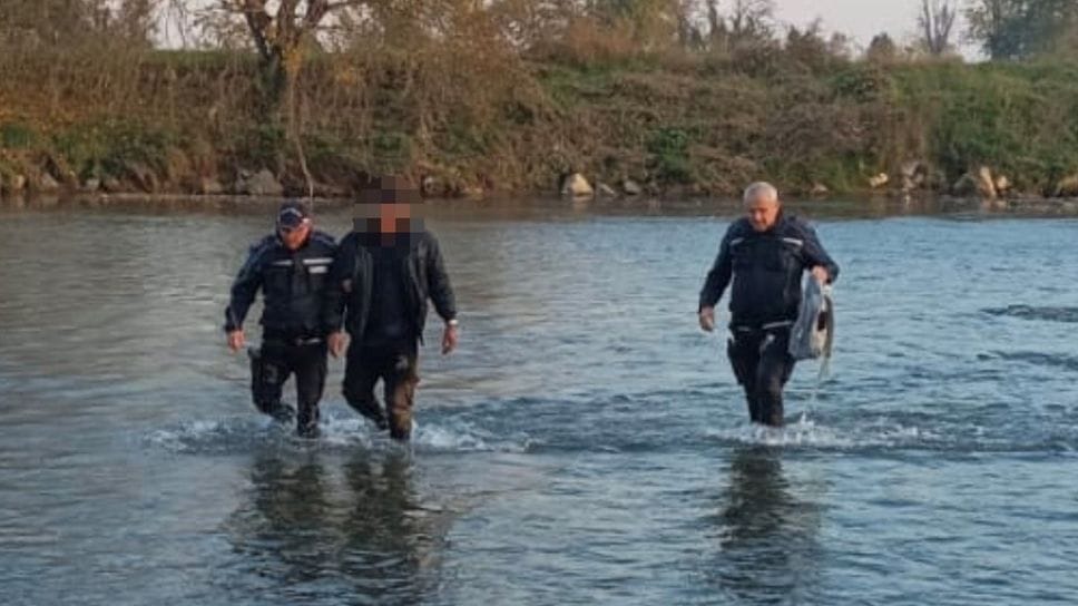 Il 43enne recuperato nel fiume dagli agenti