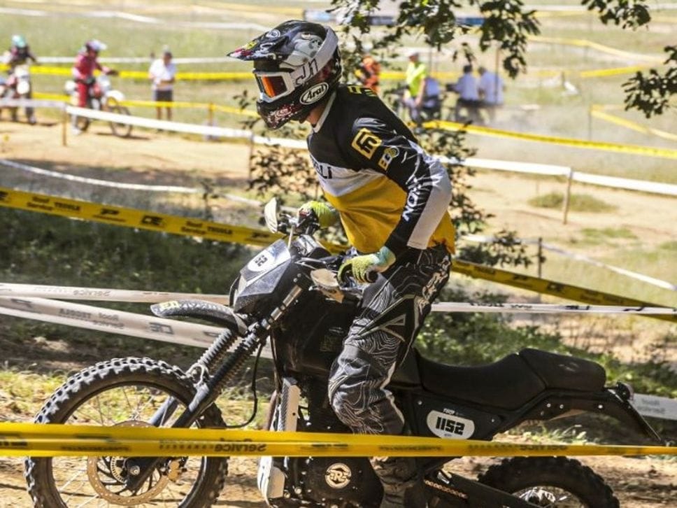 Andrea Dall’Ara corre su Royal Enfield coi colori del Mc Scuderia Norelli