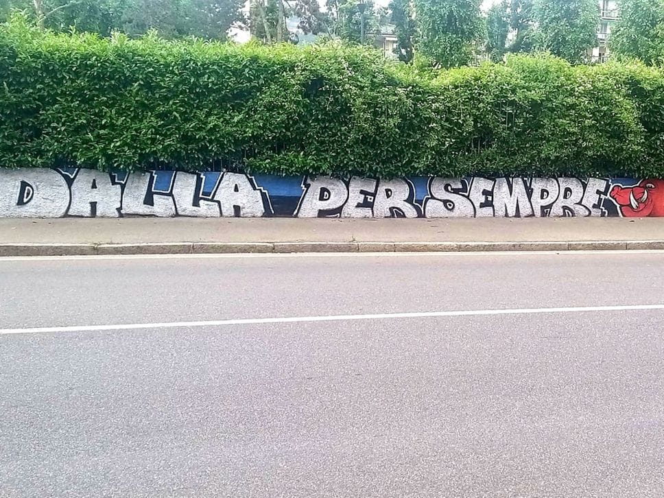 «Dalla per sempre con noi». murale comparso sul muretto che delimita i giardini pubblici di via Broseta, dove ha perso la vita in un incidente in moto Andrea Dall’Ara
