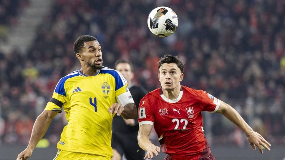 Isak Hien, capitano della Svezia, in azione nel match di sabato 15 novembre contro la Svizzera: gli scandinavi sono stati sconfitti con un netto 4-1