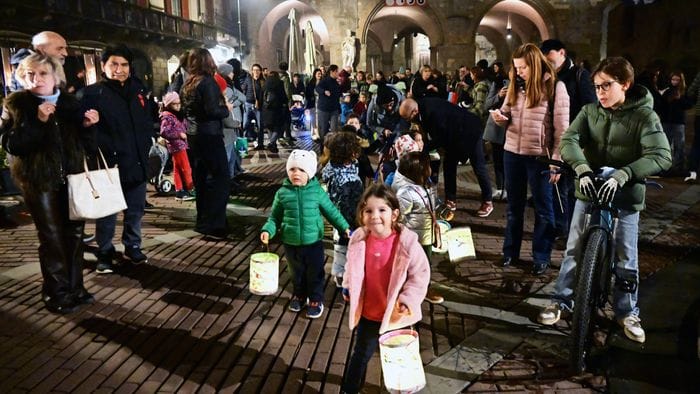 La passeggiata delle lanterne illumina Città Alta La passeggiata delle lanterne illumina Città Alta