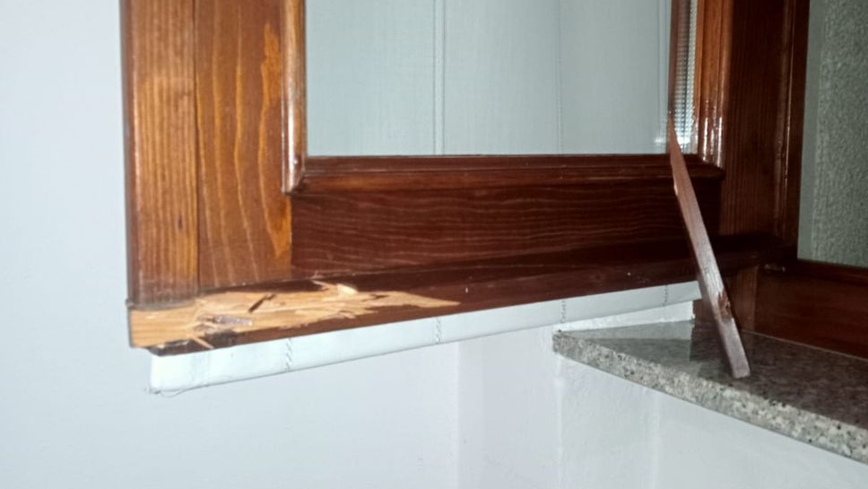 L’infisso danneggiato dal ladro entrato in azione nella serata di giovedì 13 novembre a Clusone