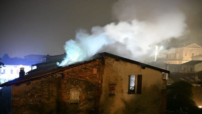 Rogo in una casa, ad Arcene i vigili del fuoco domano un incendio Foto e video Rogo in una casa, ad Arcene i vigili del fuoco domano un incendio Foto e video
