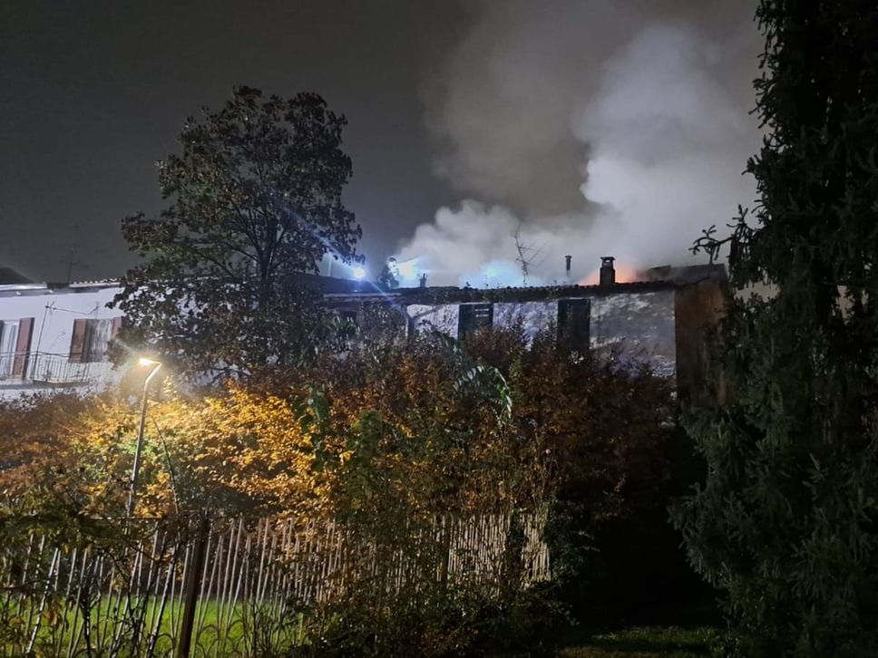 Fiamme e fumo ad Arcene