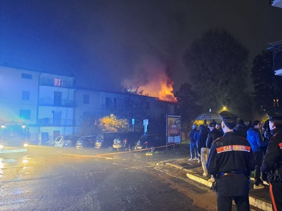 Anche i carabinieri sul luogo del rogo