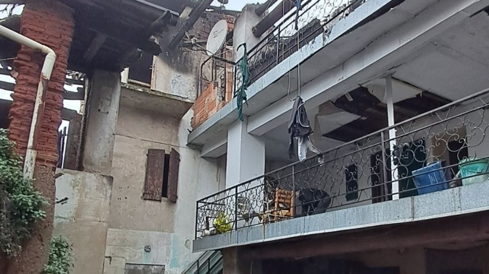 La strada dove, in fondo, si trova l’edificio coinvolto dal rogo