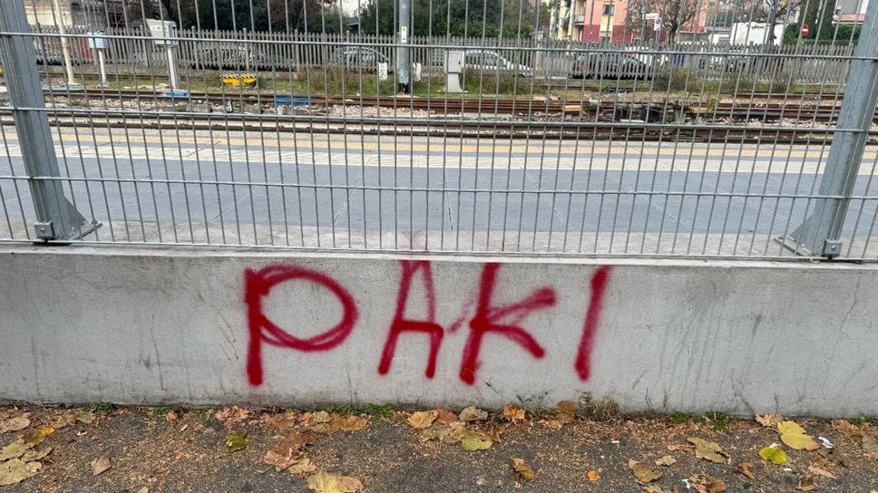 Una delle scritte con la vernice spray rossa