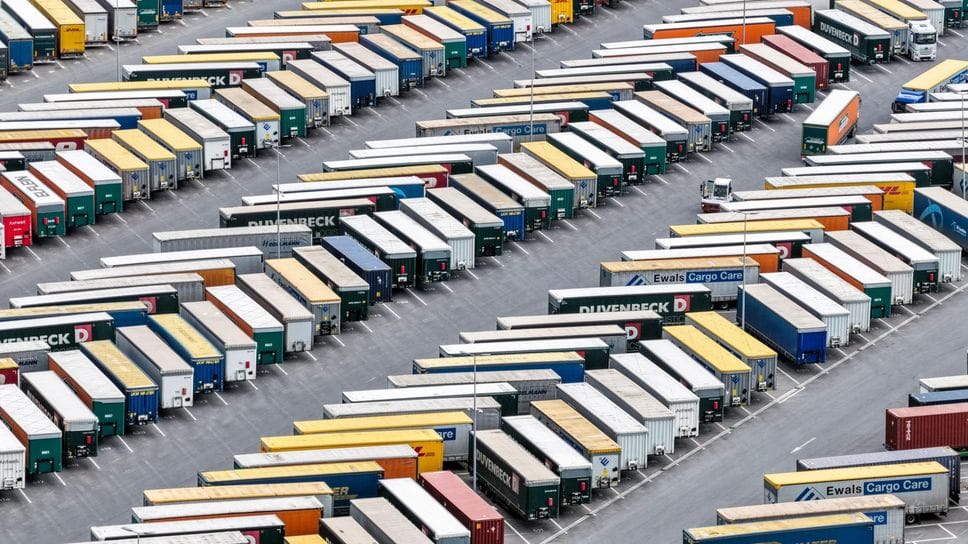 Camion fermi in un parcheggio