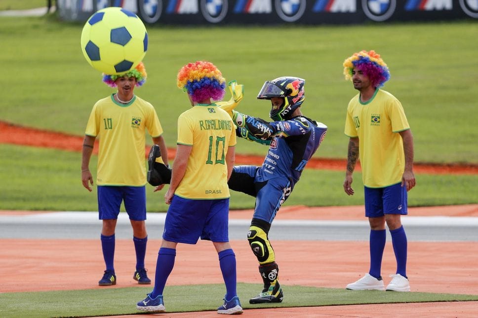 Il brasiliano Diogo Moreira festeggia in pista con i tifosi il titolo mondiale