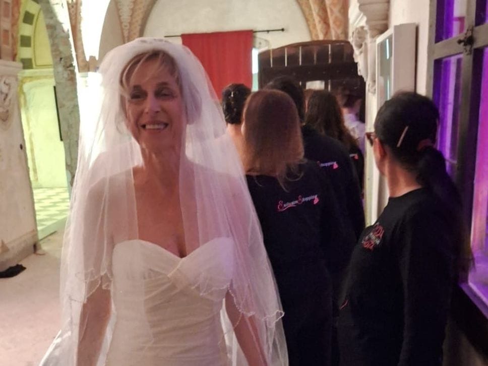 In abito da sposa per una sfilata