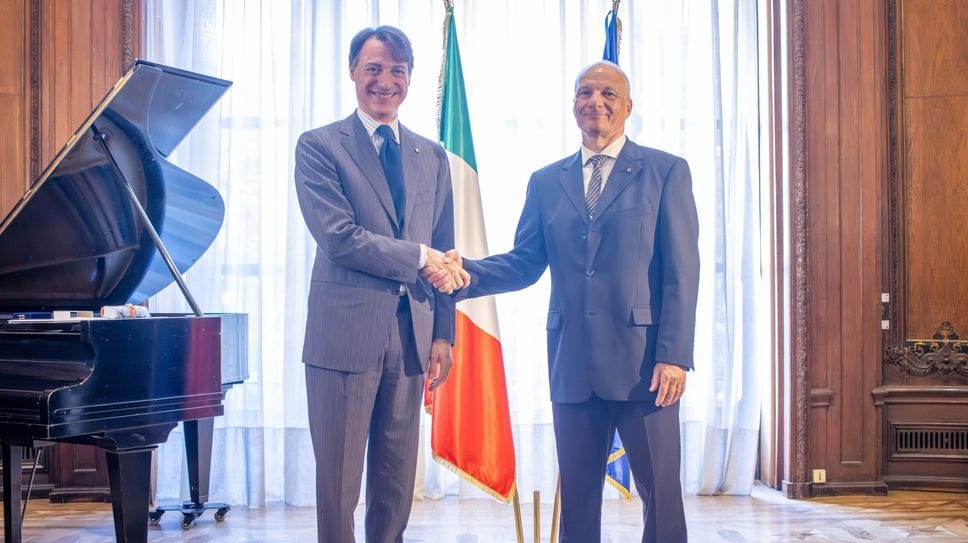 Con il Console generale d’Italia a Parigi, Jacopo Albergoni, durante la cerimonia istituzionale nella quale Baroni è stato insignito dell’Ordine della Stella d’Italia nel grado di cavaliere