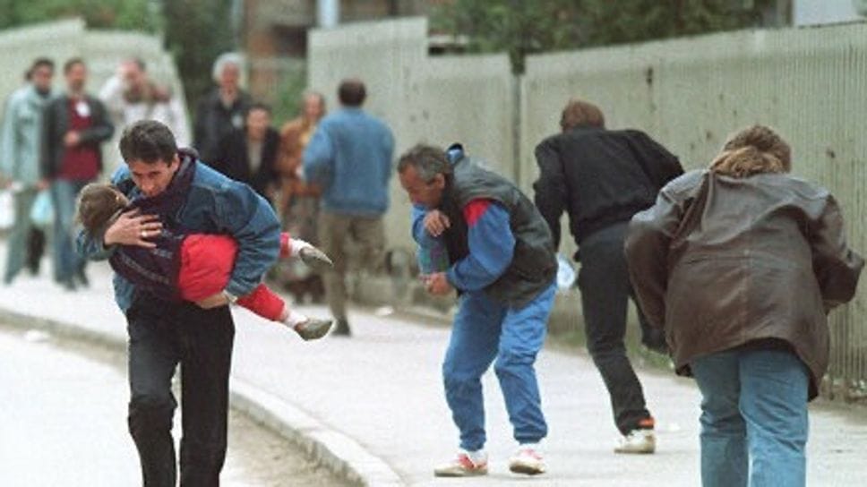 A Sarajevo in fuga dai colpi dei cecchini durante l’assedio serbo fra il 1990 e il 1996