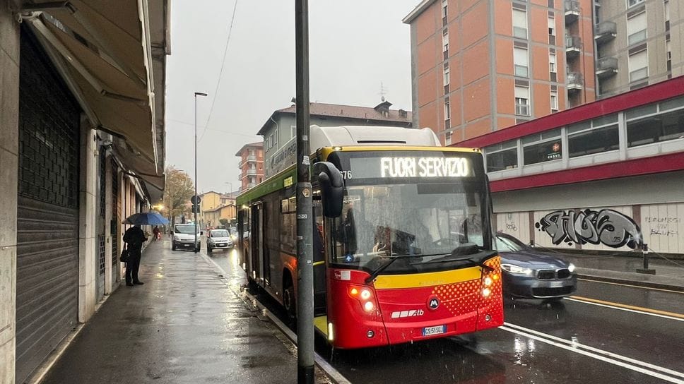 Il pullman fermo in via Broseta