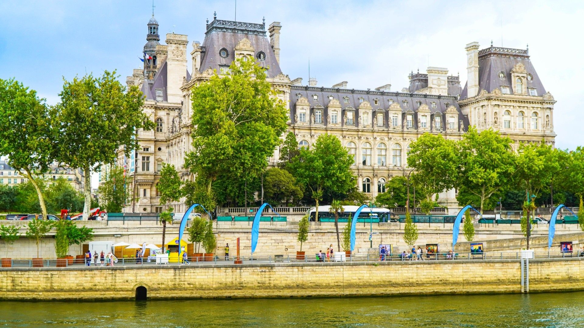 L’Hôtel de Ville è il municipio di Parigi, situato in Place de l’Hôtel-de-Ville