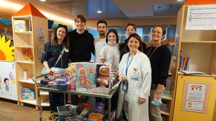 De Roon, capitano dal cuore d’oro: porta i giochi ai bimbi in pediatria De Roon, capitano dal cuore d’oro: porta i giochi ai bimbi in pediatria