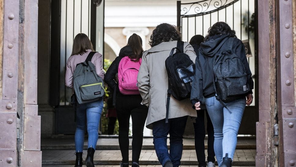 Studenti all’ingesso a scuola: il consumo di stupefacenti avviene in età sempre più precoce