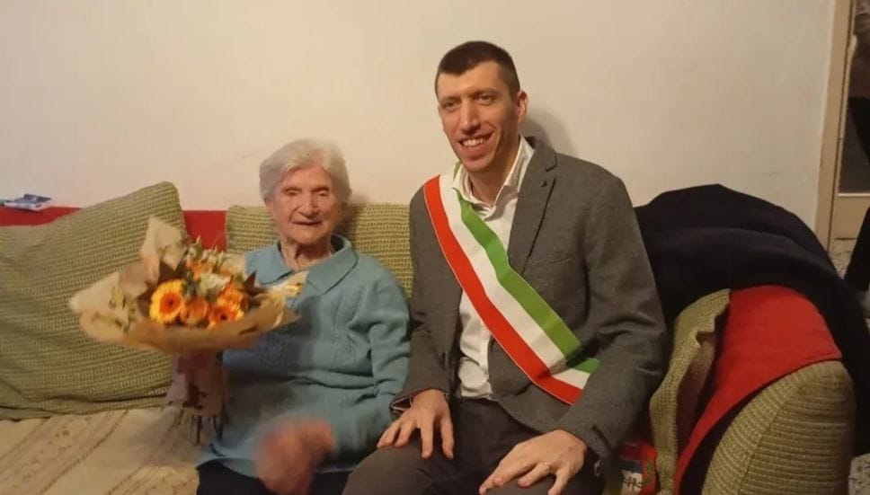 Giovanna Moleri, per tutti Lina, decana di Bariano, con il nipote e vice sindaco Valerio Moleri