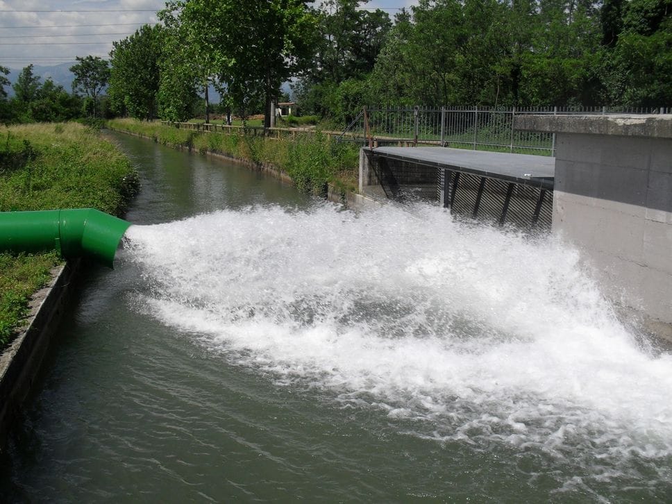 Roggia per l'irrigazione dei campi viene rifornita d'acqua per la siccità