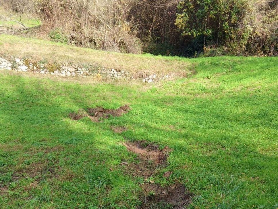 Il segno lasciato sul prato dal masso di 60 tonnellate caduto lunedì 17 novembre sulla strada comunale di Zogno che conduce alle frazioni di Pamparato e Carnito