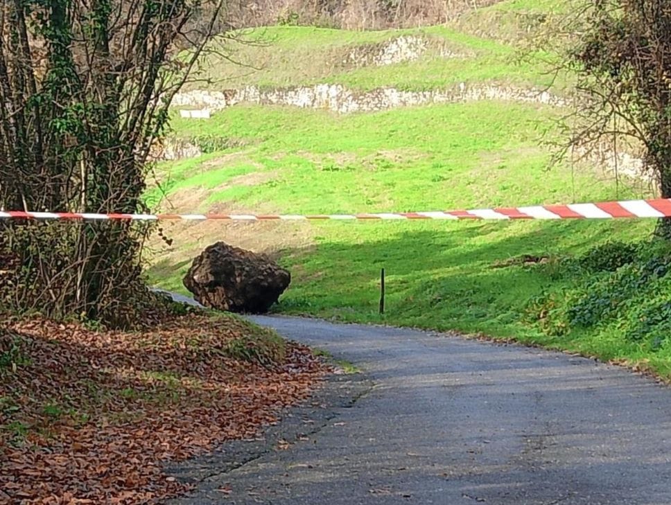Il masso di 60 tonnellate caduto lunedì 17 novembre sulla strada comunale di Zogno che conduce alle frazioni di Pamparato e Carnito. Strada chiusa e due frazioni isolate.