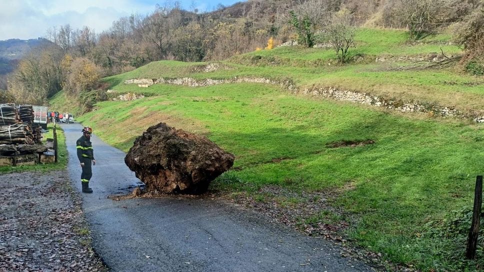Il masso di 60 quintali caduto lunedì 17 novembre sulla strada comunale di Zogno che conduce alle frazioni di Pamparato e Carnito. Strada chiusa e due frazioni isolate