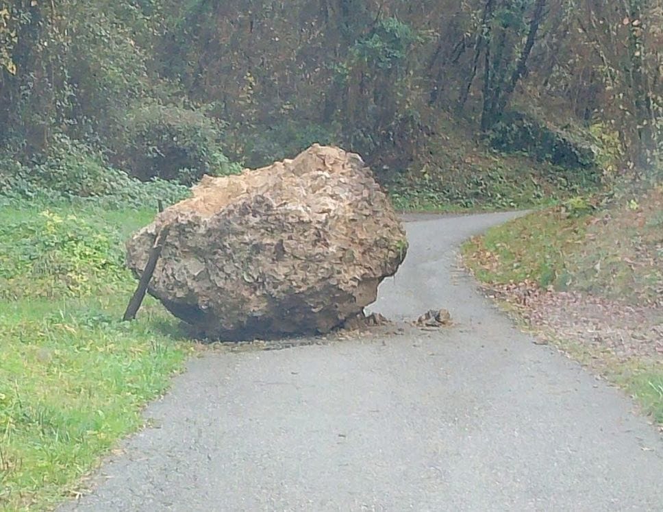Il masso di 60 tonnellate caduto lunedì 17 novembre sulla strada comunale di Zogno che conduce alle frazioni di Pamparato e Carnito. Strada chiusa e due frazioni isolate. Al lavoro i vigili del fuoco